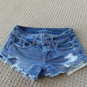 AMERICAN EAGLE DISTRESSED JEAN SHORT CUT-OFFDS